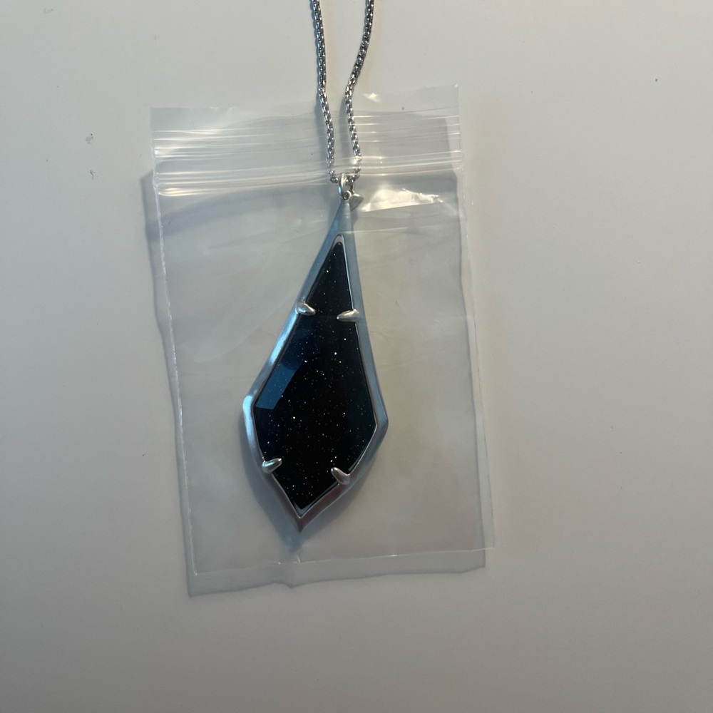 KENDRA SCOTT NWT Olivia Long Pendant